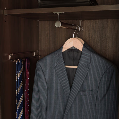 【今日の自分を選ぶ、楽しい時間】
大切なスーツの隣にお気に入りのネクタイを並べれば、その日の組み合わせを考える時間も、より一層豊かなものになります。